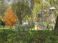 906699 Gezicht op het Majoor Bosshardtplantsoen te Utrecht, vanaf de Ingen Houszstraat, met enkele speelvoorzieningen ...